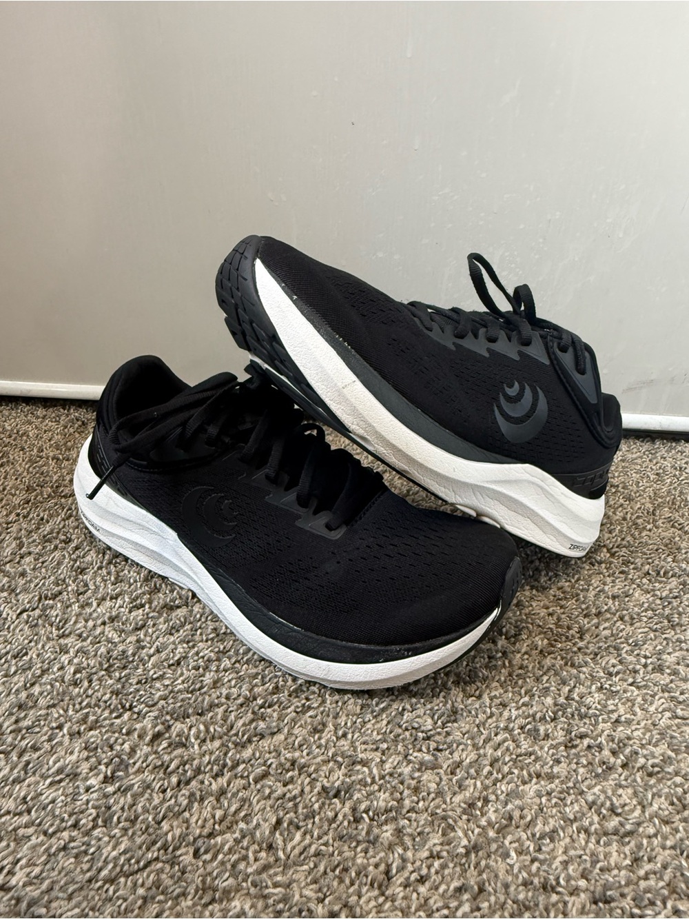 Topo Athletic Phantom 3 Women's Black Athletic Running Shoes size 10